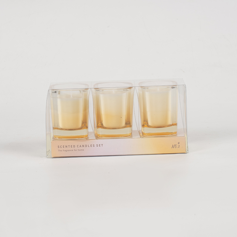 그라데이션 색상으로 설정된 정사각형 양초 3개